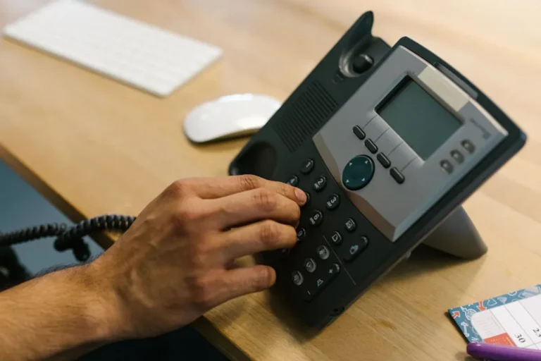 How to Contact Galleries